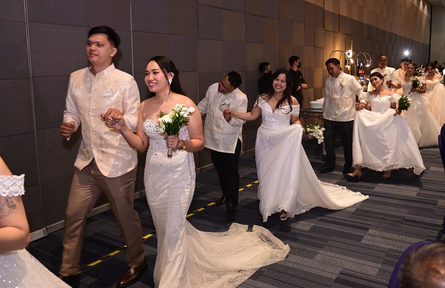 The Felicidad T. Sy Foundation also hosted a reception for the couples at the SMX Convention Center in the Mall of Asia complex.