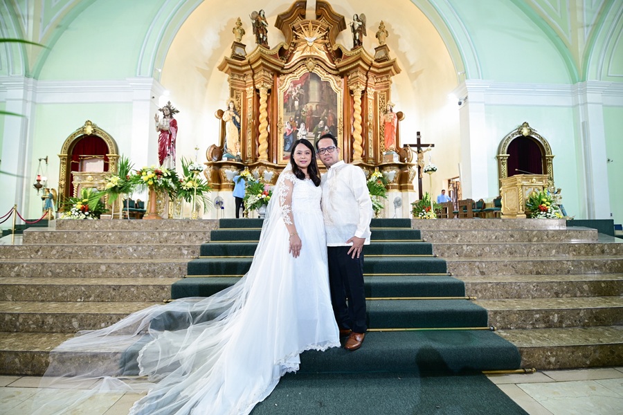 SM employee Ruby and her husband Joel Villablanca fulfill their dream wedding through the 10th Kasalan sa SM, a program of the Felicidad T. Sy Foundation.