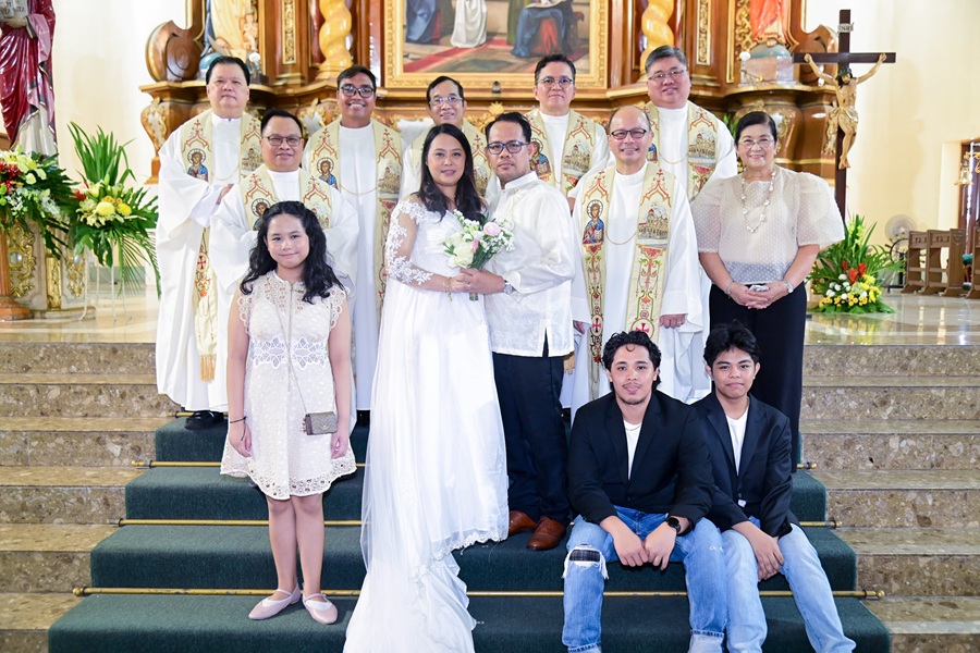The Villablanca family with FTSFI executive director Mel Elido (second row, fifth from left) and the officiants of the wedding.