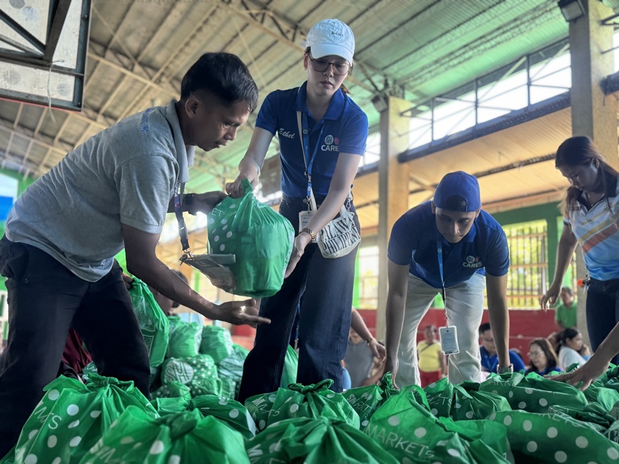 SM employee-volunteers from SM City Cebu prepare to distribute the relief packs.