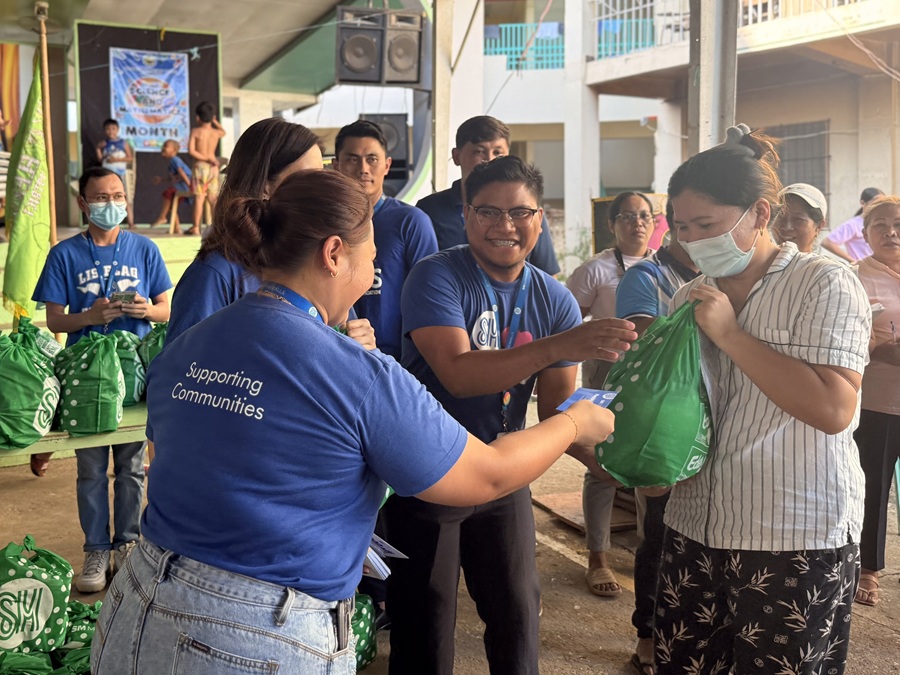 Apart from distributing Kalinga Packs, volunteers from SM JMall assisted on the ground, offering support and a warm smile as they helped deliver the relief goods.