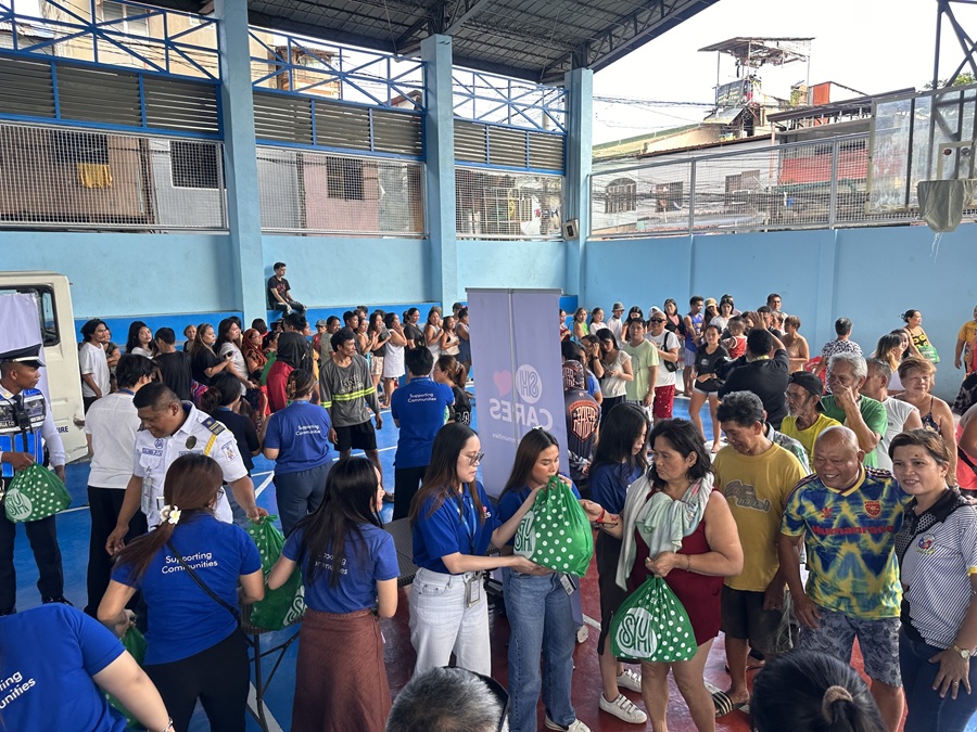 Volunteers extend support to the host communities of SM Seaside Cebu through the distribution of Kalinga Packs.