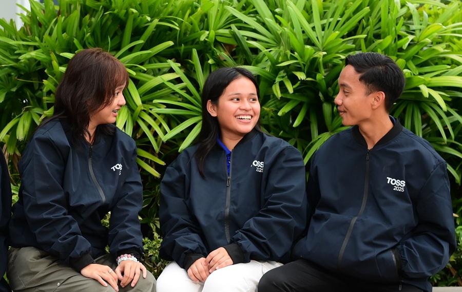 Through the Mastercard–SM Foundation partnership, ten outstanding students receive STEM scholarships—preparing them for fields that drive innovation, strengthen the digital economy, and address today’s most pressing challenges. Scholars like Cris Dela Cruz (center) represent a new generation of problem-solvers whose STEM education will help build a more resilient, inclusive, and future-ready nation.
