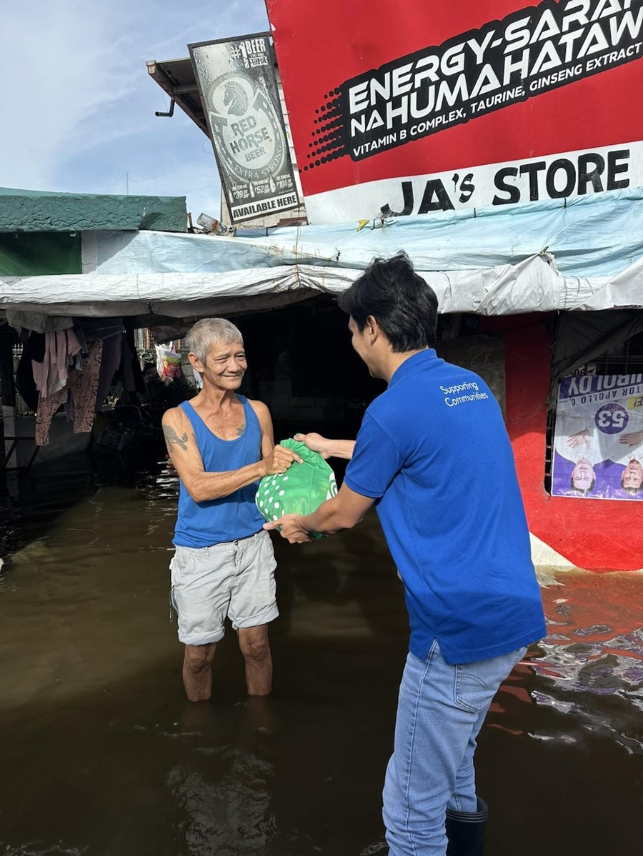 Inspired by the immediate, ready commitment shown by leaders like Regional Operations Head Andrea Rodriguez, an SM employee-volunteer pushes through flooded alleys in Pampanga to deliver essential relief.
