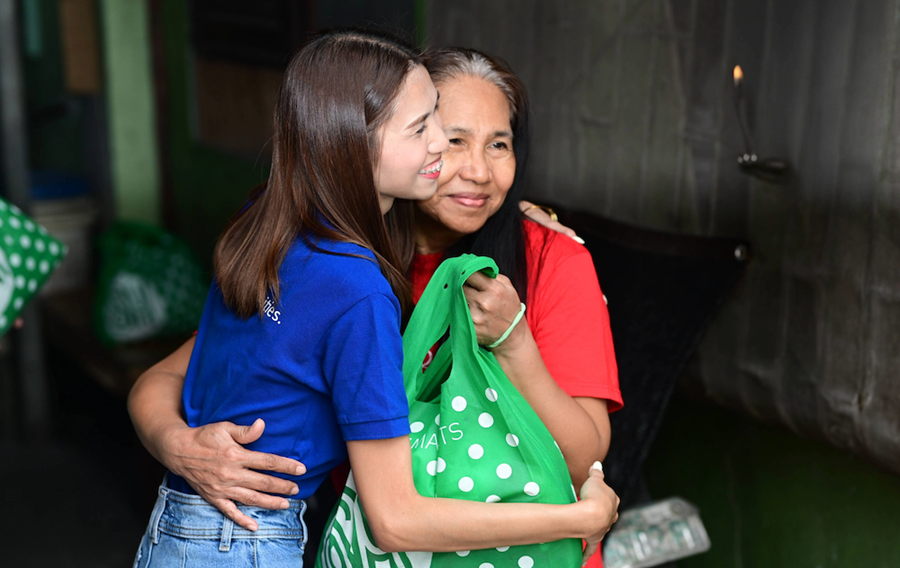 A heartfelt embrace from a CAMANAVA resident receiving essential relief. By reaching deep into communities, SM volunteers ensure those affected feel remembered and supported, embodying the commitment of OPTE.
