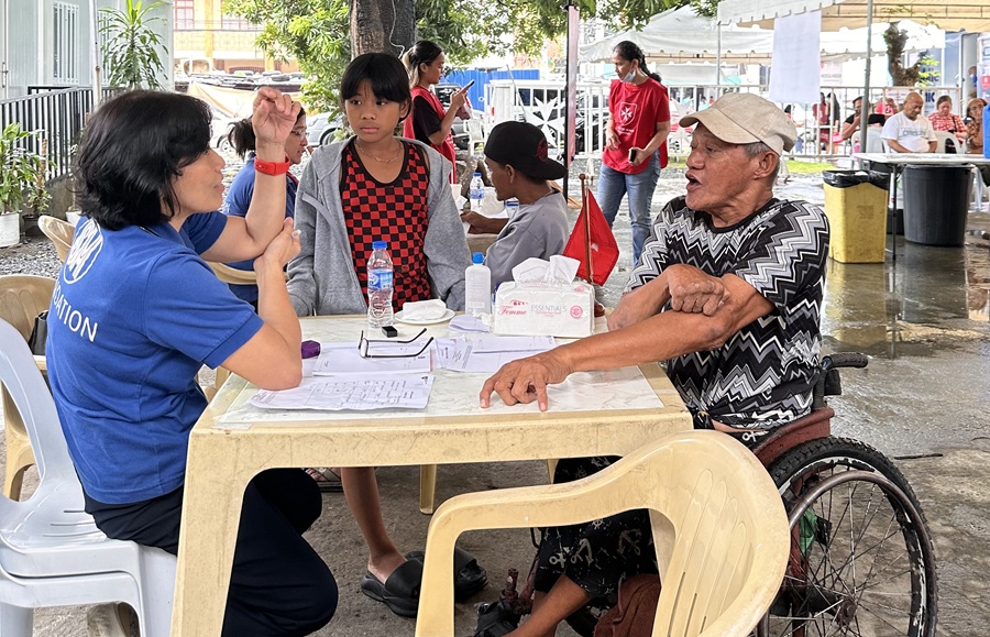 SM Foundation’s volunteer doctor during a free medical consultation with a beneficiary In Quiapo, Manila.