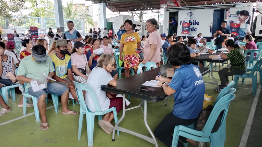 The SM Foundation Mobile Clinic opens for patients from Coloong, Valenzuela needing ECG and X-Ray.