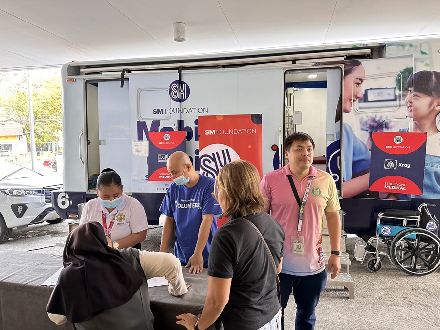 Volunteers man the SM Foundation’s Mobile Clinic, providing assistance to patients undergoing electrocardiograms (ECGs) and X-ray procedures.