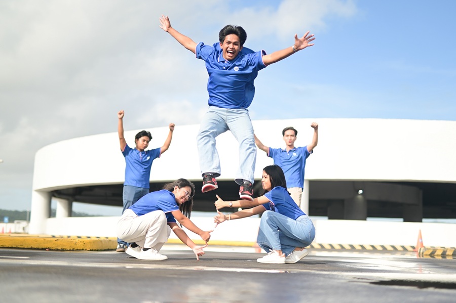 The story of SM scholars does not end after graduation. Through SM Foundation’s holistic support, the scholars actively spread social good beyond the four walls of the classroom by supporting their families and communities.