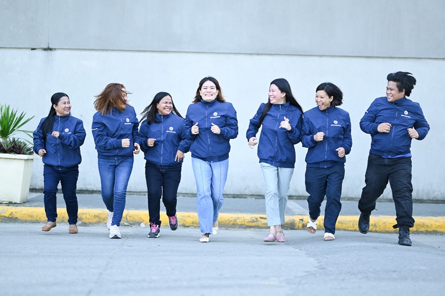 Through the various activities of SM Foundation’s scholarship program, it builds a network of graduates who remain inspired to support their families, industries, and communities. In photo: SM scholar-alumni join the general assembly in SM City Iloilo.
